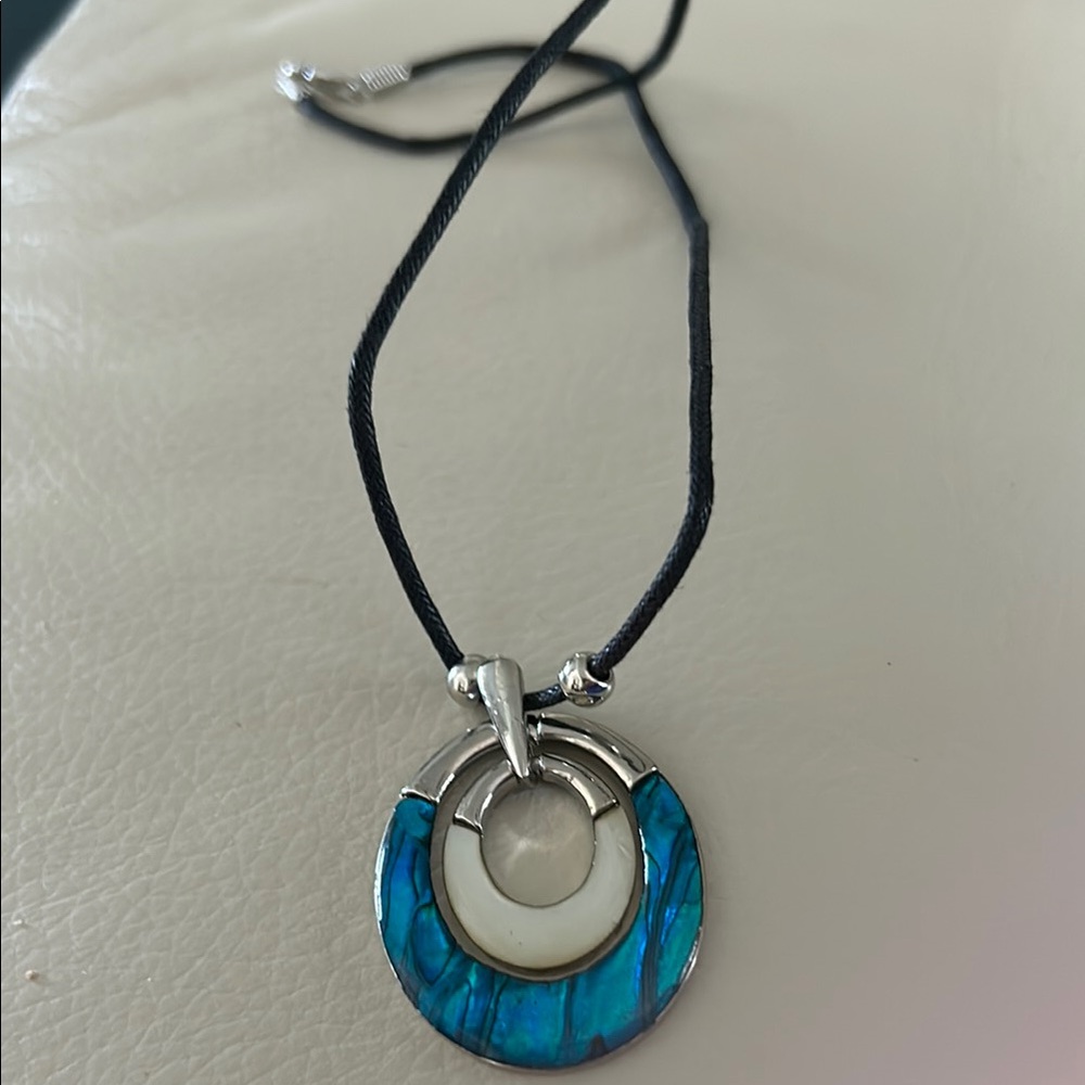 Elegant Blue Pendant Necklace